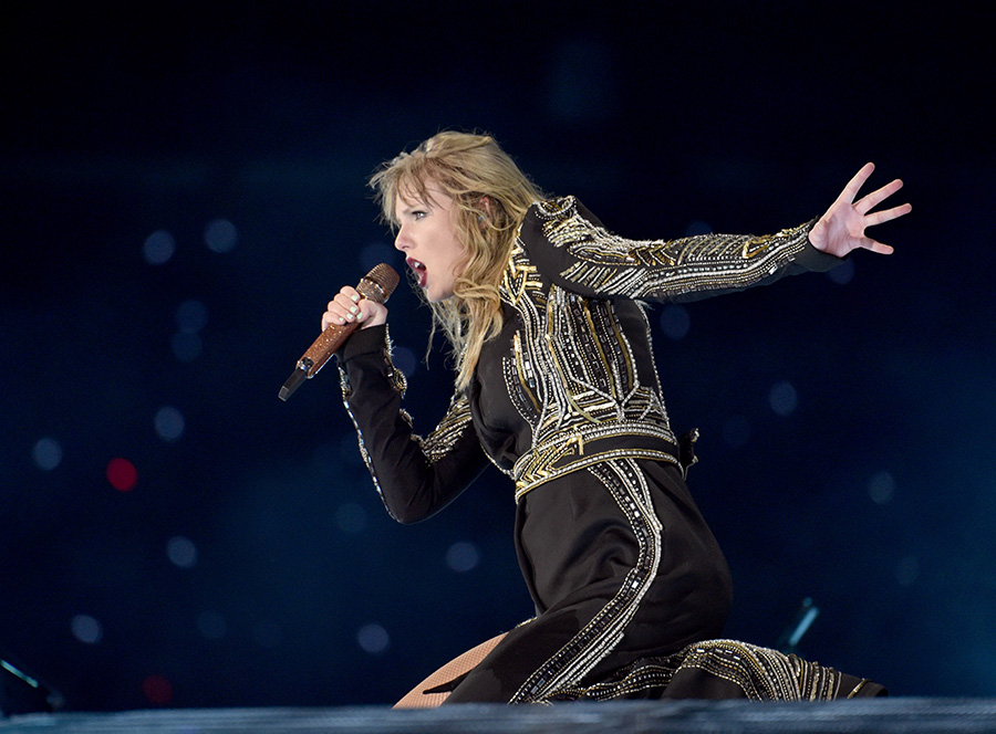 Taylor Swift Performed "Tim McGraw" in Nashville With A Little Help