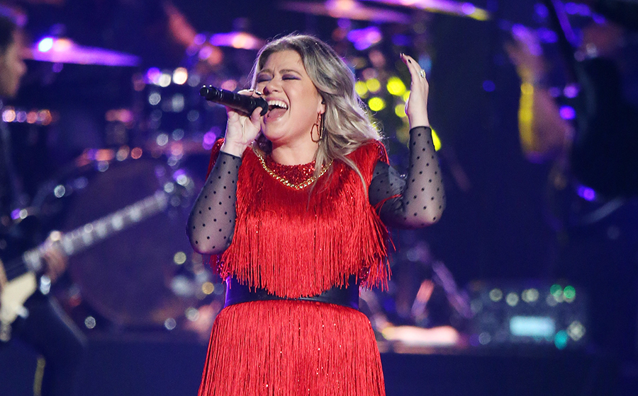 Kelly Clarkson Live Debuts Songs + More at "Meaning of Life" Tour