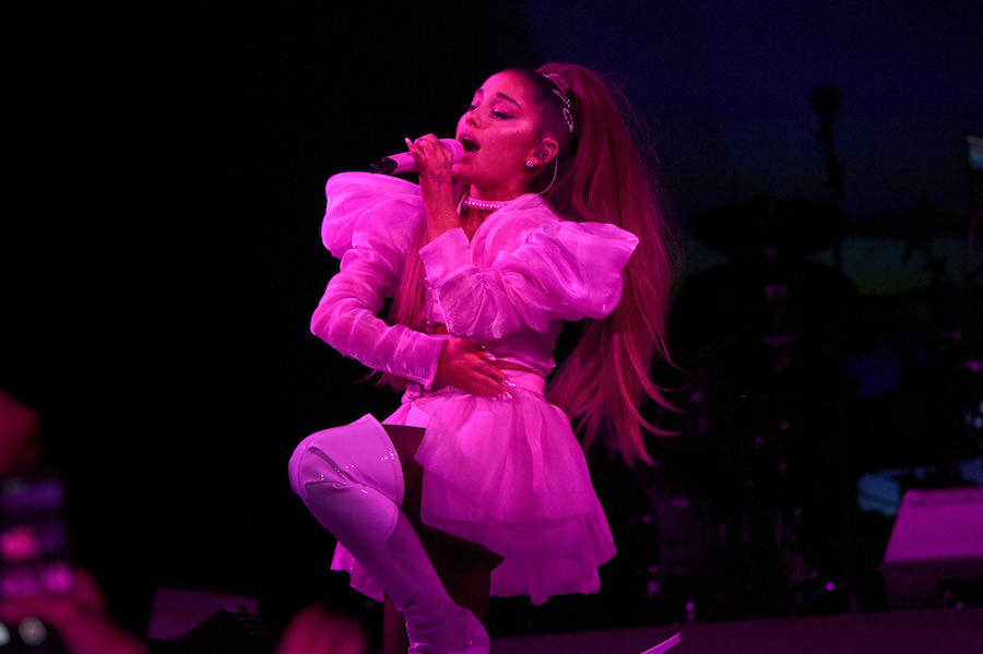 Ariana Grande Kicks Off Winter Sweetener Tour W Christmas
