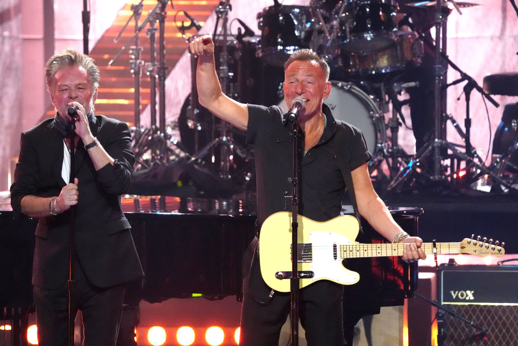 Bruce Springsteen Joins John Mellencamp on "Pink Houses" setlist.fm